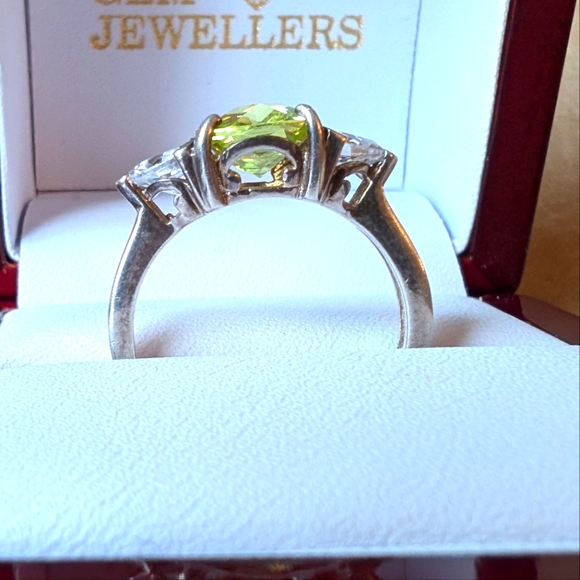 3 stone ring with vibrant green centre - Picture 5 of 6